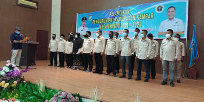 Dihadiri Ketum PWI Pusat, Zulmansyah Sekedang Lantik Pengurus PWI Kampar